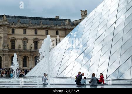 Visiteurs au Cour Napoléon, à l'extérieur du Musée du Louvre, Paris, France Banque D'Images