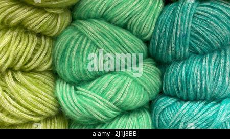 Gamme de fils de laine vert-azure. Gros plan sur des pelées de laine multicolores Banque D'Images