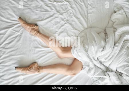 Femme à pointe montre ses jambes sous la housse Banque D'Images