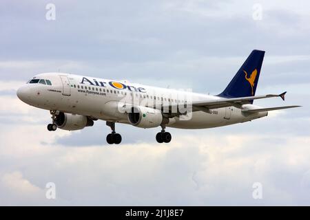 Air One Airbus A320-216 en finale pour la piste 32. Cet avion était l'un des nombreux autres qui ont été peints plus tard dans les couleurs d'Alitalia. Banque D'Images