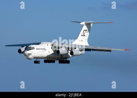 Aviacon Zitotrans Ilyushin il-76TD (REG-76352) en finale pour la piste 32. Banque D'Images