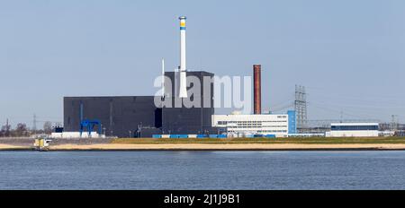 25 mars 2022, Schleswig-Holstein, Brunsbüttel: Vue du fleuve Elbe de la centrale nucléaire de Brunsbüttel, qui a été mise hors service en 2011. Photo: Markus Scholz/dpa Banque D'Images