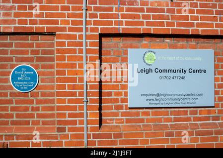 Leigh on Sea, Essex, Royaume-Uni. 26th mars 2022. Une plaque a été dévoilée au centre communautaire de Leigh le 20th mars 2022 en l'honneur du député assassiné Sir David Amess. Né le 26th mars 1952 aujourd’hui, le député aurait fêté l’anniversaire de 70th. La plaque a été financée par Fred Feather, un résident local, pour honorer le travail de feu député pour la collectivité. Amess a été député de la circonscription de Southend West de mai 1997 à sa mort en octobre 2021. La circonscription comprend Leigh on Sea. Dans l'affaire en cours, le suspect Ali Harbi Ali nie des accusations de meurtre et de préparation d'actes de terrorisme Banque D'Images