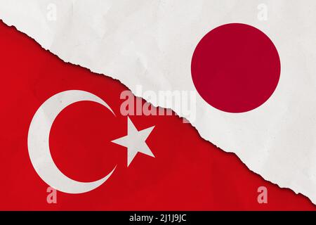 Le Japon et le drapeau de Turquie ont déchiré le papier grince fond. Résumé économie du Japon et de la Turquie, conflits politiques, contexte de texture du concept de guerre Banque D'Images