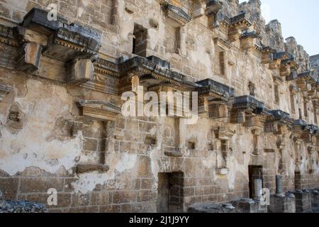 ANTALYA / TURQUIE 12 juillet 2021 ; les murs de l'ancien Amphithéâtre se souvenir Beaucoup. Reliefs anciens sur les murs de pierre. Banque D'Images