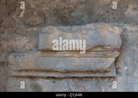 ANTALYA / TURQUIE 12 juillet 2021 ; les murs de l'ancien Amphithéâtre se souvenir Beaucoup. Reliefs anciens sur les murs de pierre. Banque D'Images