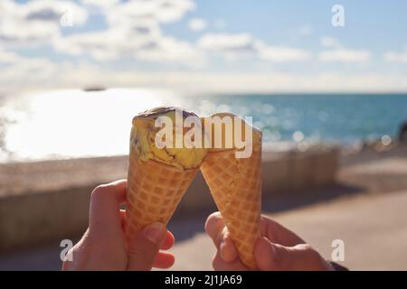 Deux glaces sur fond de mer en vacances. Quelques amoureux mangent de la glace. Vue avant. Banque D'Images