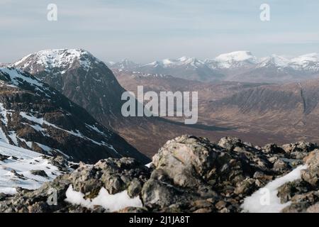 Vue sur Buchaille Etive Mor et Ben Nevis avec des sommets enneigés, vue depuis la montagne Glencoe Banque D'Images