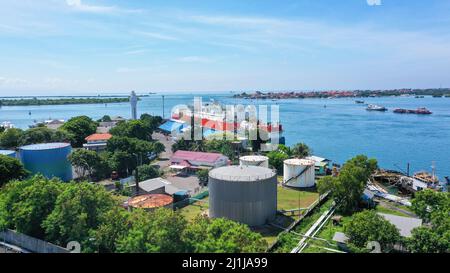 Unité de stockage et de regazéification flottante rouge et blanc, FSRU, navire de GNL dans le port de Benoa sous un ciel bleu clair. Banque D'Images