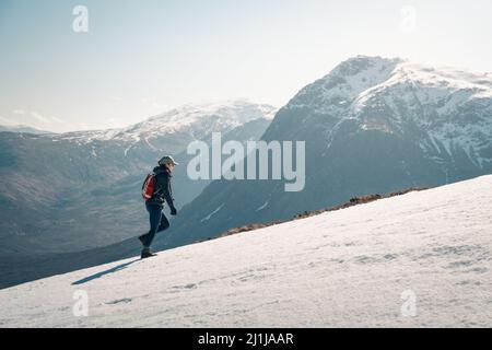 Randonnée dans la neige sur West Highland Way, Glencoe. Banque D'Images