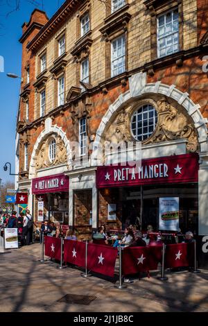 PRET a Manger Store Norwich - The PRET A Manger sandwich and coffee shop dans le Haymarket à Norwich au Royaume-Uni. PRET est une chaîne basée au Royaume-Uni fondée en 1983. Banque D'Images