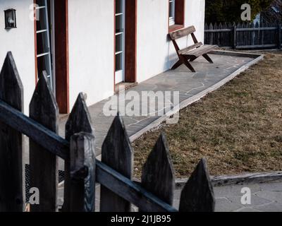 Banc en bois devant une maison dans un jardin à Cortina d'Ampezzo, Italie Banque D'Images