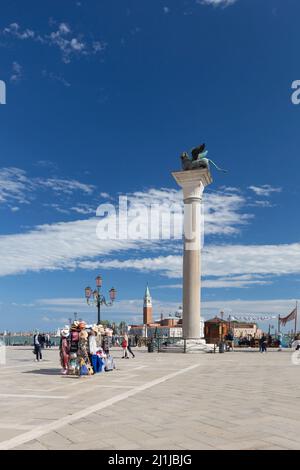 Colonne portant un lion ailé, symbole de la place Saint-Marc, Venise, Italie Banque D'Images