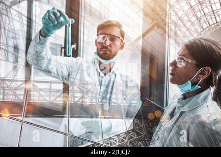 Laboratoire de sciences médicales travaille sur la recherche de bactéries contre le coronavirus covid-19 Banque D'Images