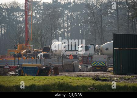 Harefield, Buckinghamshire, Royaume-Uni. 25th mars 2022. Les travaux se poursuivent sur le Viaduc de Colne Valley HS2 pour la nouvelle liaison ferroviaire à grande vitesse HS2 de Londres à Birmingham. Le Viaduc fera 2,2 milles de long et traversera un certain nombre de lacs. Une route de transport temporaire pour HS2 camions et machines de travaux est également en cours de construction à travers les lacs. Crédit : Maureen McLean/Alay Banque D'Images