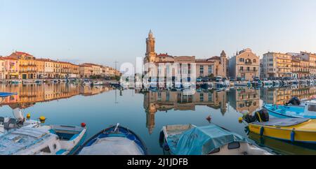 Panorama du canal de Peyrade et du palais consulaire de Sète, le matin du printemps, à Herault, Occitanie, France Banque D'Images