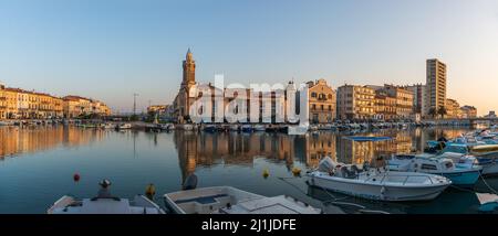 Panorama du canal de Peyrade et du palais consulaire de Sète, le matin du printemps, à Herault, Occitanie, France Banque D'Images