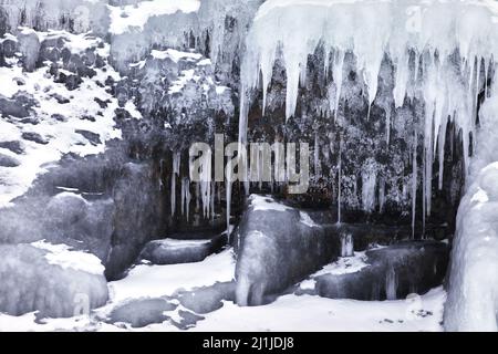 Eau de mer gelée sur le lac Baikal. Arrière-plan d'hiver abstrait. Paysage incroyable avec de l'eau gelée Banque D'Images