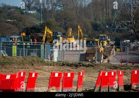 Harefield, Buckinghamshire, Royaume-Uni. 25th mars 2022. Les travaux se poursuivent sur le Viaduc de Colne Valley HS2 pour la nouvelle liaison ferroviaire à grande vitesse HS2 de Londres à Birmingham. Le Viaduc fera 2,2 milles de long et traversera un certain nombre de lacs. Une route de transport temporaire pour HS2 camions et machines de travaux est également en cours de construction à travers les lacs. Crédit : Maureen McLean/Alay Banque D'Images