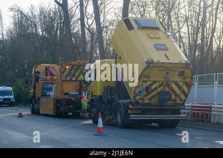 Harefield, Buckinghamshire, Royaume-Uni. 25th mars 2022. La route était en train d'être refaite à l'extérieur de l'un des HS2 composés aujourd'hui. De nombreux camions HS2 transportant des machines lourdes endommagent les routes locales. Crédit : Maureen McLean/Alay Banque D'Images