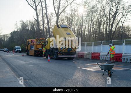 Harefield, Buckinghamshire, Royaume-Uni. 25th mars 2022. La route était en train d'être refaite à l'extérieur de l'un des HS2 composés aujourd'hui. De nombreux camions HS2 transportant des machines lourdes endommagent les routes locales. Crédit : Maureen McLean/Alay Banque D'Images