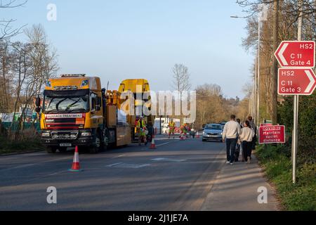 Harefield, Buckinghamshire, Royaume-Uni. 25th mars 2022. La route était en train d'être refaite à l'extérieur de l'un des HS2 composés aujourd'hui. De nombreux camions HS2 transportant des machines lourdes endommagent les routes locales. Crédit : Maureen McLean/Alay Banque D'Images