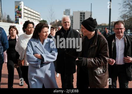 Toulouse, France. 26th mars 2022. La candidate de gauche Anne Hidalgo (PS - Parti socialiste) a rendu visite à certains résidents du district populaire d'Empalot à Toulouse (France) le 26 mars 2022. Devant les sondages qui lui accordent seulement 2% des voix et deux semaines après le premier tour des élections présidentielles, le maire de Paris cherche un élan populaire. Photo de Patrick Batard / ABACAPRESS.COM crédit: Abaca Press/Alamy Live News Banque D'Images