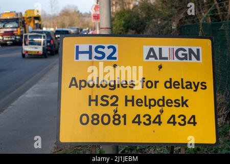 Harefield, Buckinghamshire, Royaume-Uni. 25th mars 2022. Les travaux se poursuivent sur le Viaduc de Colne Valley HS2 pour la nouvelle liaison ferroviaire à grande vitesse HS2 de Londres à Birmingham. Le Viaduc fera 2,2 milles de long et traversera un certain nombre de lacs. Une route de transport temporaire pour HS2 camions et machines de travaux est également en cours de construction à travers les lacs. Crédit : Maureen McLean/Alay Banque D'Images