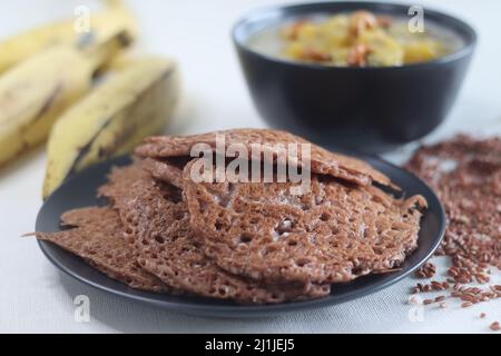 Crêpes de riz rouge. Crêpes faites d'une pâte fermentée de riz rouge et de noix de coco. Servi avec un ragoût de plantain mûr. Une version différente de votre Kerala préféré Banque D'Images