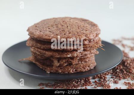 Crêpes de riz rouge. Crêpes faites d'une pâte fermentée de riz rouge et de noix de coco. Également appelé riz rouge aPAM dans le Kerala. Une version différente de favori Banque D'Images