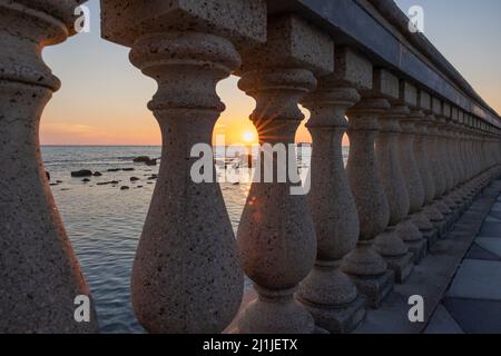 Belle vue sur le coucher du soleil depuis la terrasse Mascagni par temps ensoleillé. Livourne, Toscane, Italie Banque D'Images