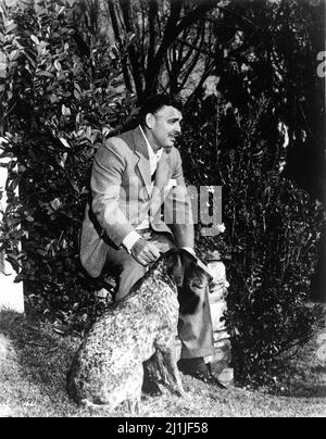 CLARK A PIGNON avec son chien BOB un pointeur allemand à cheveux courts à son Ranch Home à Encino Californie au début de 1949 publicité pour Metro Goldwyn Mayer Banque D'Images