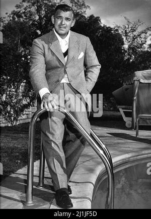 CLARK PIGNON à côté de la piscine à son Ranch Home à Encino Californie au début de 1949 publicité pour Metro Goldwyn Mayer Banque D'Images