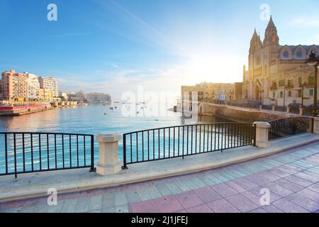 Paysage fantastique en bord de mer. Baie Saint-Julien, église notre-Dame du Mont Carmel, Malte. Banque D'Images