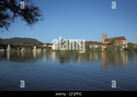 Vue sur Bad Säckingen avec Fridolinsmünster et pont en bois, Bade-Wurtemberg, Allemagne Banque D'Images