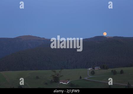 Lever de lune sur le Feldberg 1493m avec une vue de Schauinsland, Bade-Wurtemberg, Allemagne Banque D'Images