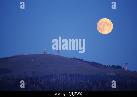 Vue de Feldberg 1493m avec pleine lune de Schauinsland, Fribourg, Bade-Wurtemberg, Allemagne Banque D'Images