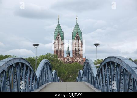 Vue sur Herz-Jesu-Kirche avec pont Wiwili à Fribourg, Bade-Wurtemberg, Allemagne Banque D'Images