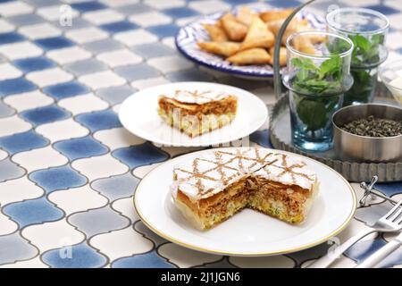 bastilla au poulet marocain, tarte traditionnelle à la pâte filo Banque D'Images