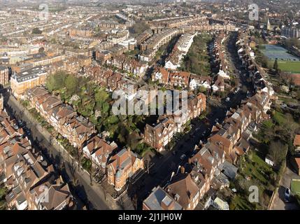 West Hampstead, un quartier résidentiel riche de grandes maisons victoriennes et immeubles d'appartements sur West End Lane, Londres, Angleterre Banque D'Images