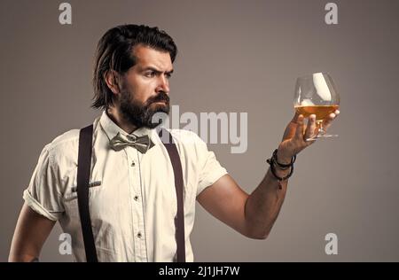 sommelier confiant tenant le verre brandy dans les mains, boisson alcoolisée Banque D'Images