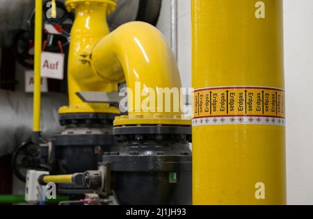 ALLEMAGNE, Hambourg, unité de cogénération pour le chauffage et l'alimentation en gaz naturel, tuyau de gaz avec impression Erdgas - gaz naturel, l'Allemagne dépend des importations de gaz russe / DEUTSCHLAND, Hambourg, BHKW Blockheizkraftwerk, das über Kraft-Wärme-Kopplung eine Siedlung mit Strom und Wärme orgt, Erdgas Leversitung Banque D'Images