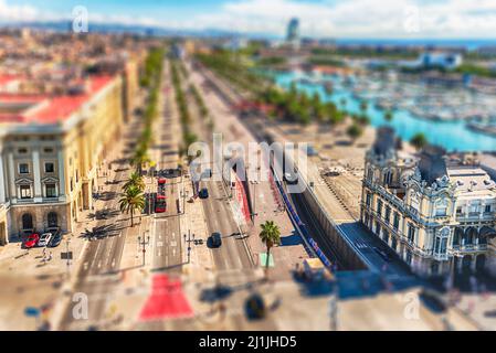 Vue panoramique sur le Passeig de Colom depuis le sommet du monument de Columbus, Barcelone, Catalogne, Espagne. Effet d'inclinaison appliqué Banque D'Images