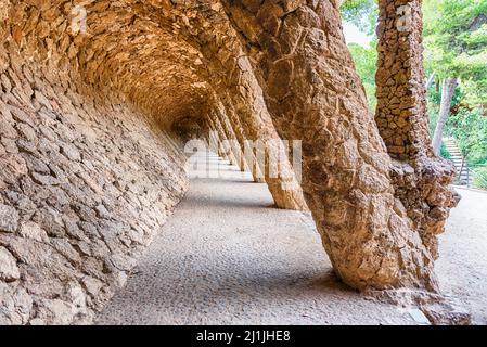 Chemin à colonnades avec arcades de maçonnerie à Park Guell, Barcelone, Catalogne, Espagne Banque D'Images