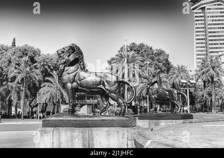 Statues de Lion à la base du monument emblématique de Christophe Colomb, situé à l'extrémité inférieure de la Rambla, Barcelone, Catalogne, Espagne Banque D'Images