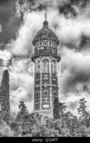 Vieille tour d'eau appelée Torre dos Rius sur la colline Tibidabo, Barcelone, Catalogne, Espagne Banque D'Images