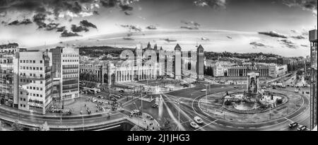 Vue panoramique sur la Plaça d'Espanya, vers les tours vénitiennes et le musée national d'art. Cette place emblématique est située au pied de Montjuic et c'est un m Banque D'Images