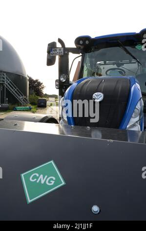 Allemagne, réservoir de biogaz et tracteur New Holland propulsés par BioMetan GNC / DEUTSCHLAND, Damnatz im Wendland, Hof und Biogasanlage, neuer New Holland Traktor T6,180 mit Methanpower mit GasMotor und Biomethan bzw. Gaz GNC Antrieb im Test, vorne Zusatztank für GNC Banque D'Images