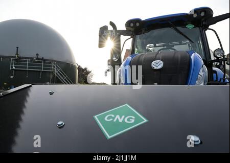 Allemagne, réservoir de biogaz et tracteur New Holland propulsés par BioMetan GNC / DEUTSCHLAND, Damnatz im Wendland, Hof und Biogasanlage, neuer New Holland Traktor T6,180 mit Methanpower mit GasMotor und Biomethan bzw. Gaz GNC Antrieb im Test, vorne Zusatztank für GNC Banque D'Images