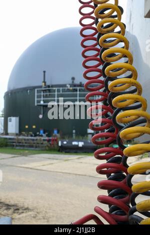 Allemagne, usine de biogaz et réservoir de gaz / DEUTSCHLAND, Damnatz im Wendland, Biogasanlage mit Planet Gaspeicher, Erzeugung von Biogas und Biomethan Banque D'Images